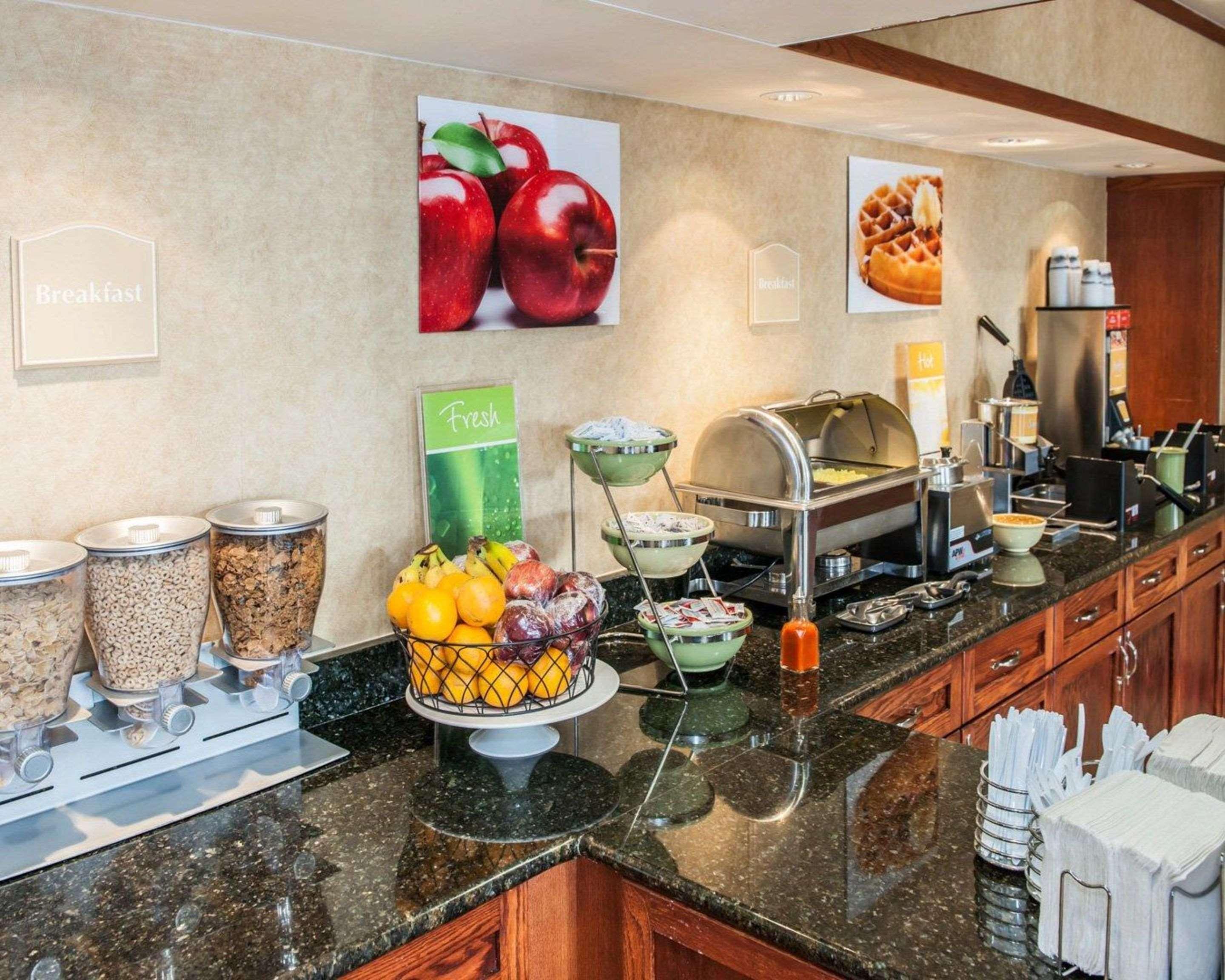 Quality Inn Castleton Eksteriør bilde